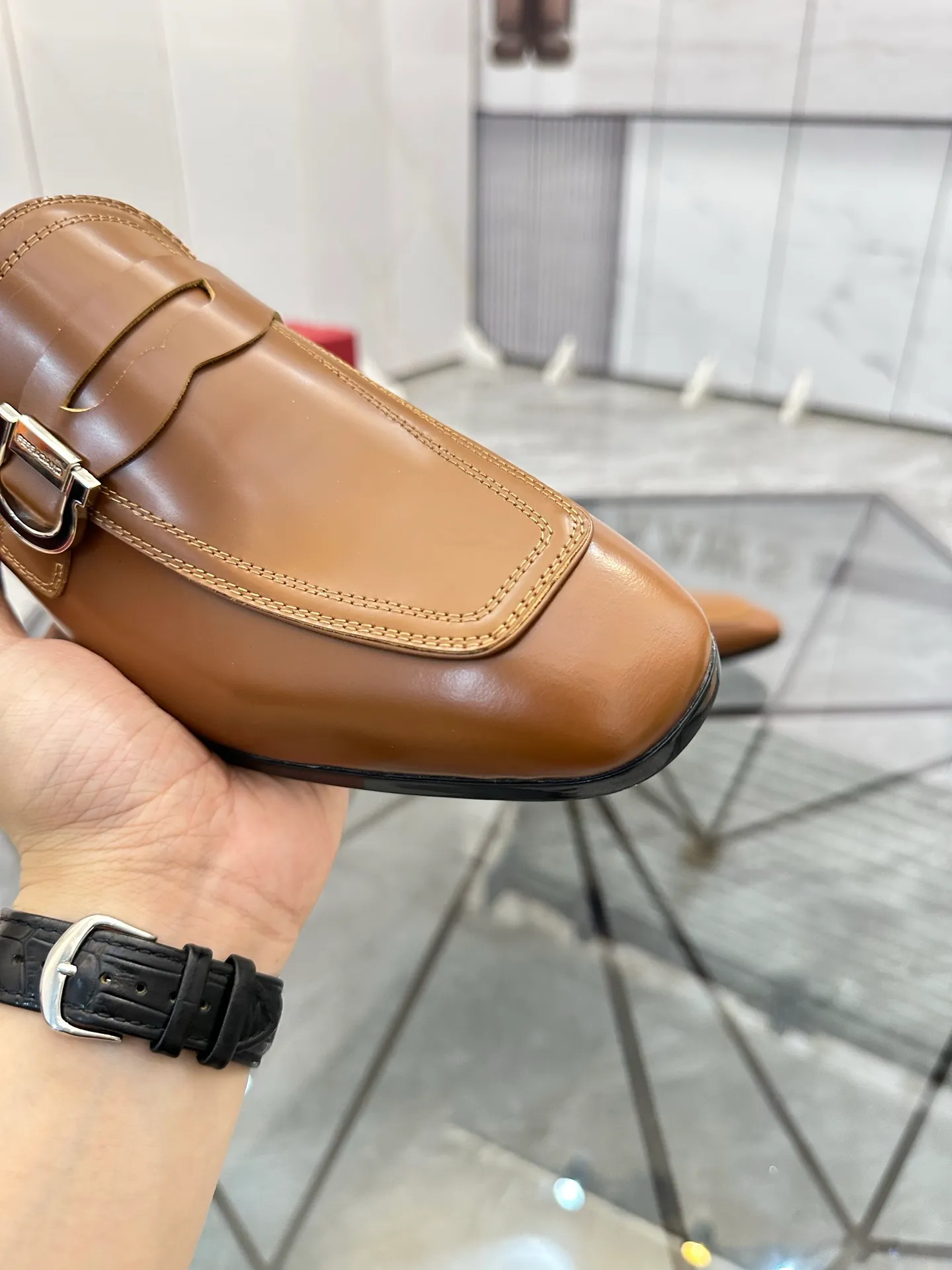 Men's shoes: 💰P640¥ High-end quality Product trademark: Ferragamo* "Ferragamo*" leather shoes Regular size: 38-44 (can be customized to 45.46.) Product materials: imported first-layer cowhide leather upper, cowhide lining, original outsole. Number: 688